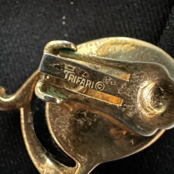 Vintage Bundle of SINGLE Earrings Signed Monet/Trifari (14) - Picture 7 of 7